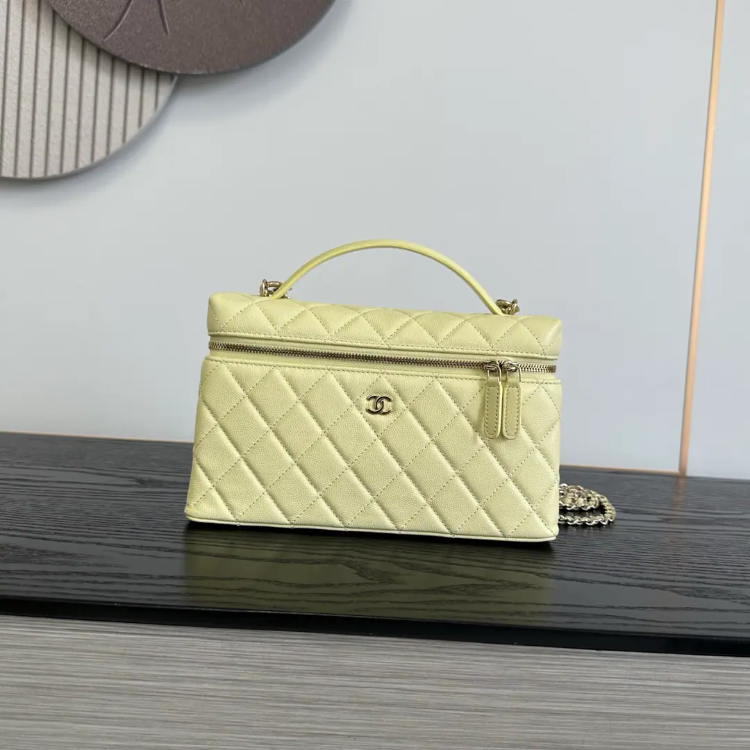《Medium23cm》<Caviar.🐮Pee.＞YellowOHANEL🚩🚩🚩26BAdvanced Handicrafts 🌠🌠🌠LpBox.miniNo. No.🖤Advanced HandicraftsLPThe old money is a good thing when you're eating a well-packed lunch box., - It's a grinding resistance., I don't worry about wear or tear.～The cross-sectional sprawl is falling apart., Horizontal zipper., The inside and the inside of the big one is super-intelligent., ProMax+Pizza.+The makeup is all light.[Cool.R]Light gold metal binaryCLow profile atmosphere.～Bring your own short handle.+🉑️We'll take the skin off and wear the gold chain.[Beauties.R]With all the French names on your hands, you can see.～The slashing back is a relief., I can't make any mistake with the commuters.！Dimensions: 23cm