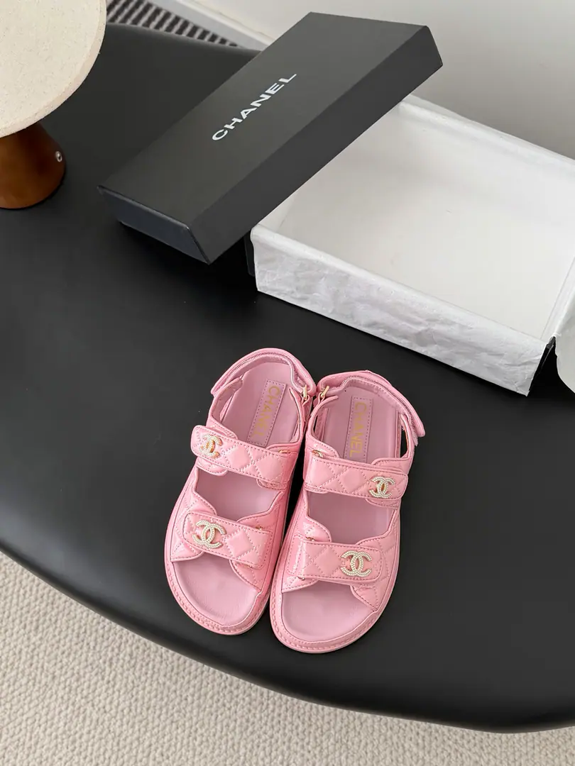 [ That's a little skin.+30 ] 🏧𝗖𝗛𝗔𝗡𝗘𝗟 New magic with the classic sandals. Top Quality Original Customise Requisition level！ All the colors are in my house.！ Import of specific flour+Foot./The inside sheep.+Rubber bottom Original hardware button design, It's simple and fashionable. All with cabinet top packing！ Size:35-41 [40.41Do it.]