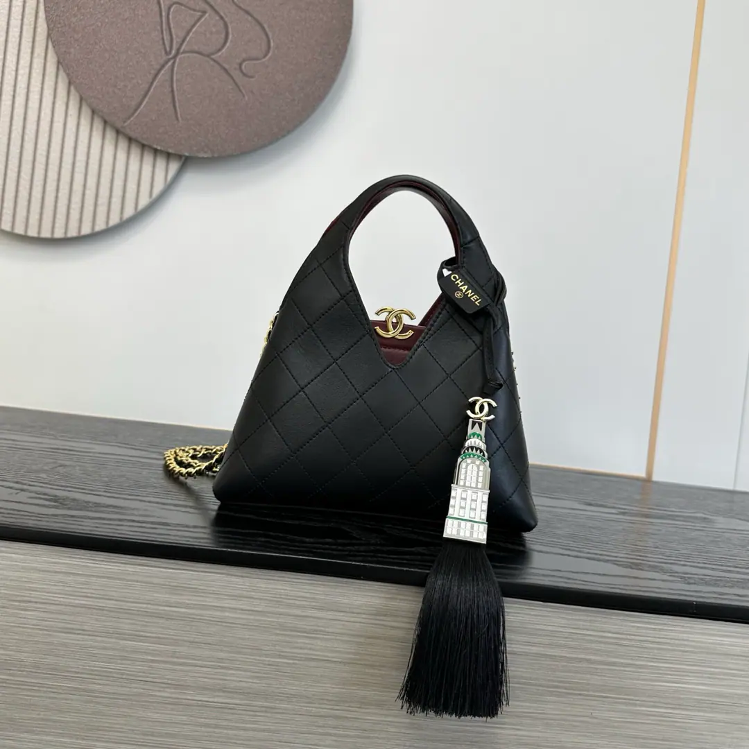 《Mini 》BlackOHANEL🚩🚩🚩26AWho's carrying the Black Golden Triangle bag of the Advanced Handicrafts?🌟Who's the senior?！It's a real second of falling., You have that kind of lazy and casual stuff.🤩🤩🤩The old French money., It's perfect.！This bag is the tip of my ass.HoboPackage, Super-unique., Walking on the street is not worried about the bag.！The diamond-strip black skin wears a high-glossy sense of light., The point is, it's got a red line., Just a little bit., The golden double.C Logo, The little sexy thing with the puncture is really good at women.！Don't look at it as a little bit of a prism., ⛓️⛓️It's really a really good capacity.！Daily air cushions, Lipstick, Cell phones, The keys are all in the car, and there's no pressure.. And it's a handheld design., And the classic skin-laden chain next to it., Both🉑️Single shoulder., And it can be straight.🉑️Hands., Styles to switch at random！！Dimensions: 23-23-7cm