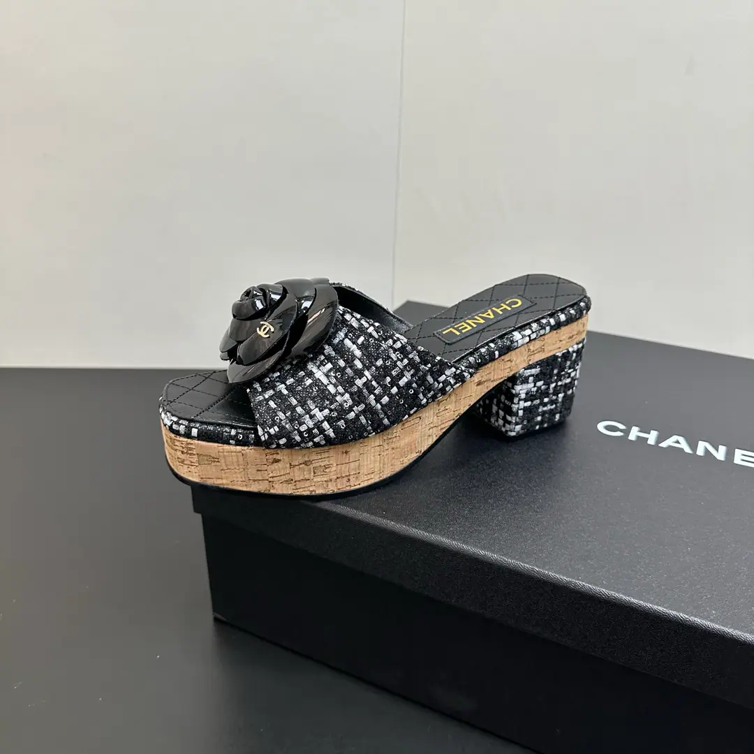 🍌🍌 26SsSpring and summer.ChanelChanel Little Shania teaskins, a very thick-wooded heel of the bottom of the thick table. CA classic mountain tea flower design., The gentle wind is all pinched.！♪ The summer's supposed to be ♪ One word to drag is a single item., The upper foot is lazy and comfortable.！ Every petal is made by a little sheep's skin., It's not vague about the material., A very qualitative detail.. Shoe.: Lamb skin./Velvet./Painted skin. Inside, put your feet on the inside.: Lamb skin. He's tall.: Bold5cm Shoes under the sole.: Italy is a big-ass country. Codes: 35-39（40, 41Custom without re-offer）