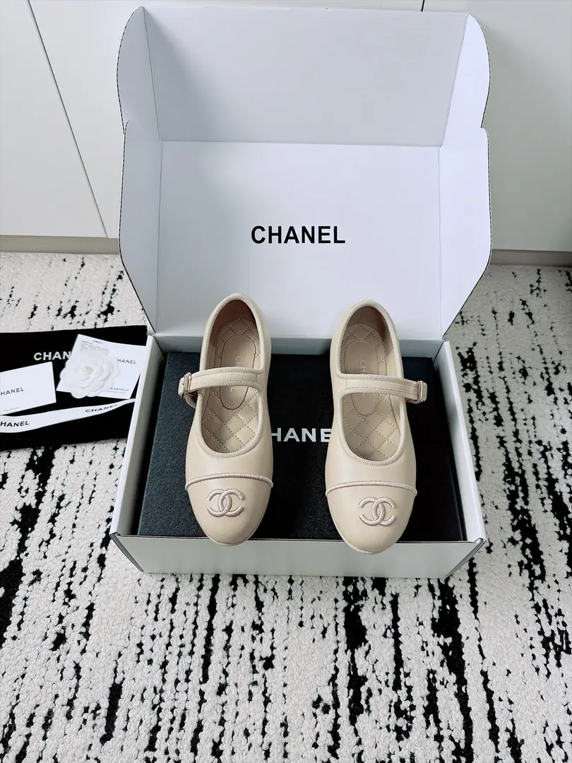 🏧𝗖𝗛𝗔𝗡𝗘𝗟I'll buy the first pair of shoes from Mary Jane. Original Recym The cabinet show is absolutely awesome.✨ The hottest style of the season., It's very soft and comfortable and uncool.. A classic double.CElement tape match, Superfashion Original import of original sheep skin materials The original membrane is so thick. Size35-41 [40.41Do it.] [⚠️Need a plane box.+]