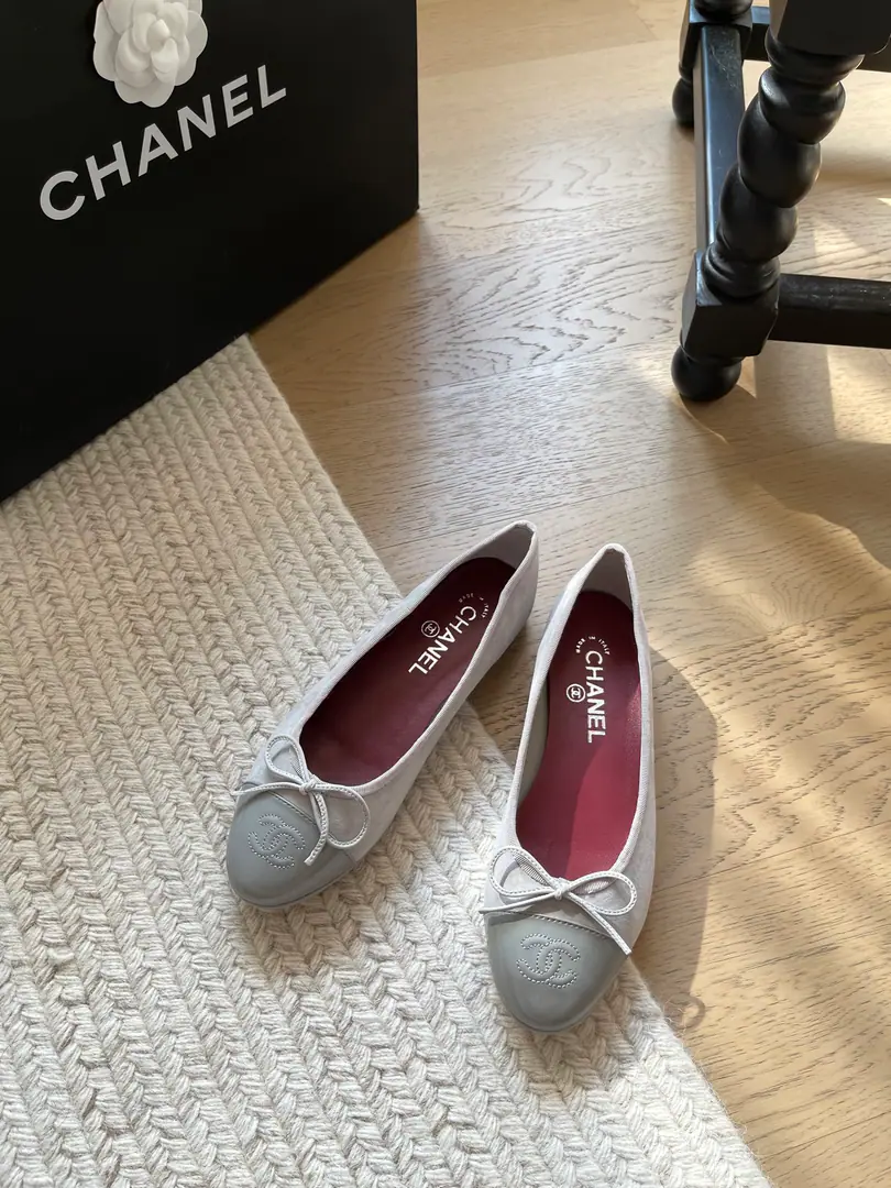 Chanel The new color of ballet shoes.❗ Top Version！We'll have to sell it first. This one doesn't have to be explained too much.！It's a classic. This year's new color is very good.🔥 Shoe-faced sheep's skin. That's a big one. Codes: 34-41「34 40 41Custom without re-offer」