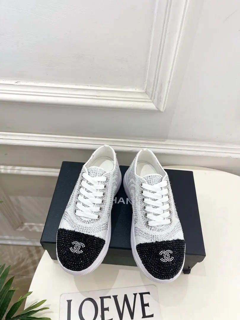 𝐂𝐇𝐀𝐍𝐄𝐋 | Kaori! 26𝐬𝐬 🦋2026Spring and summer brand new. The classics of the cabinet. Xiang-tzu.CDrilling shoes. New series〰 🍬 BSThe best in the fashion world. The pairs are carefully designed. Extremely simple The classic elements that never faded. 💋It's a beautiful dress. Summer's mandatory.…… ━━━━━ ЅᏇєєt ━━━━━ ▪️Shoe.: Original high-text cloth➕Drilling. ▪️Uchi.: Import of sheep skin ▪️Otsumi!: Original modeling slides over base ▪️He's tall.: 5cm ▪️Shoes.: 35-39（40.41Custom without re-offer） ▪Plant price