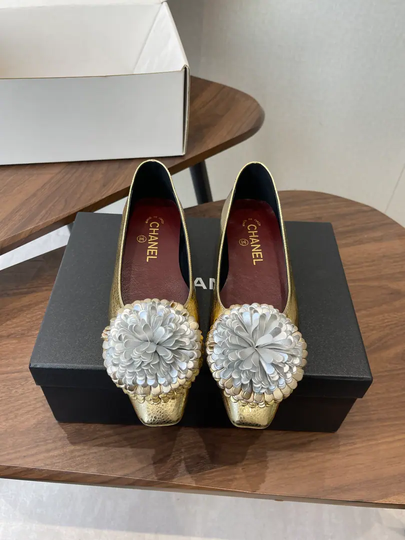 (Original Aircraft Box➕10)Chanel26ssThe spring and summer roses and the smooth shoes. Use the back tripped heels., A shape of shoes., Lines are simple and easy.. Back trip tape designed for strap elasticity, Follow me., And the balance between ease and comfort.. The stubble flower of the shoe is the center of the decorative., White with the same color., Black with black flowers., Gold with white flowers., Colour mix creates visual contrasts. The insides are gold.“CHANEL”Branding, The original branding of precision and recognition.. Shoe.: Lamb skin. Uchi.: Lamb skin. Otsumi!: That's a big one. Increase: 1.5cm size: 35-41Code（40, 41Code custom is not to be changed）