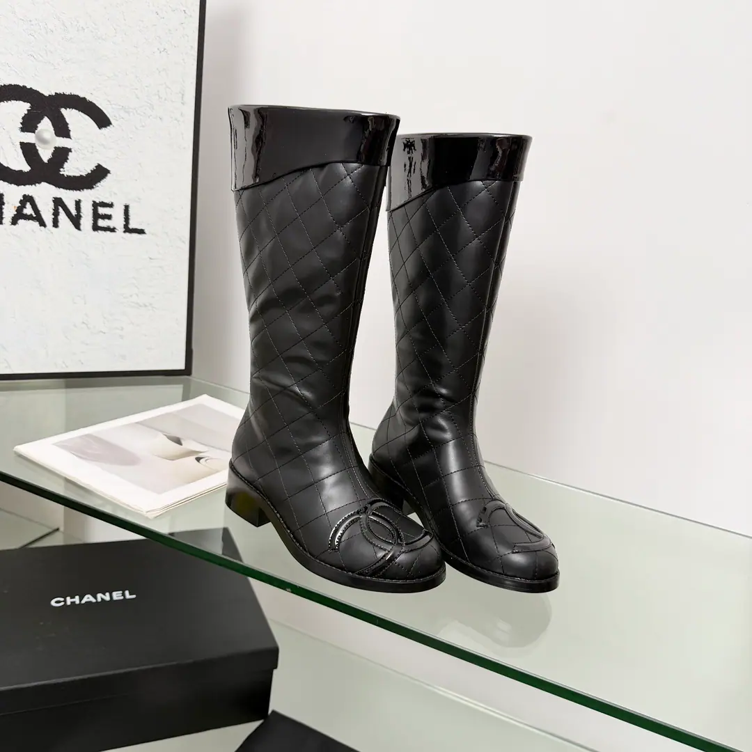High-level ChanelCHANEL, 🌞🌞🌞Kaori!2025The newest boot at the Autumn cabinet., I'll be ready for the winter season of the season.！！Ms. Chanel loves Jane and can't resist it. The combinations show a different style of dress., Free to shine.⚡Stay close to Grandma's fashion steps.！！！The top-level processors are perfect., You can compare the cabinet with any details., Best-class top-class., You can come in and out of the counter.！！ ❶Fabulous.:Imported cattle and paintd skin ❷Uchi.:In the sheep's skin. ❸Foot.:In the sheep's skin. ❹Otsumi!:The original is really a big one. ❺He's tall.:4.5centimetres ❻Boots height:13Inches ❼Codes:35-40（40 41For custom and no change）