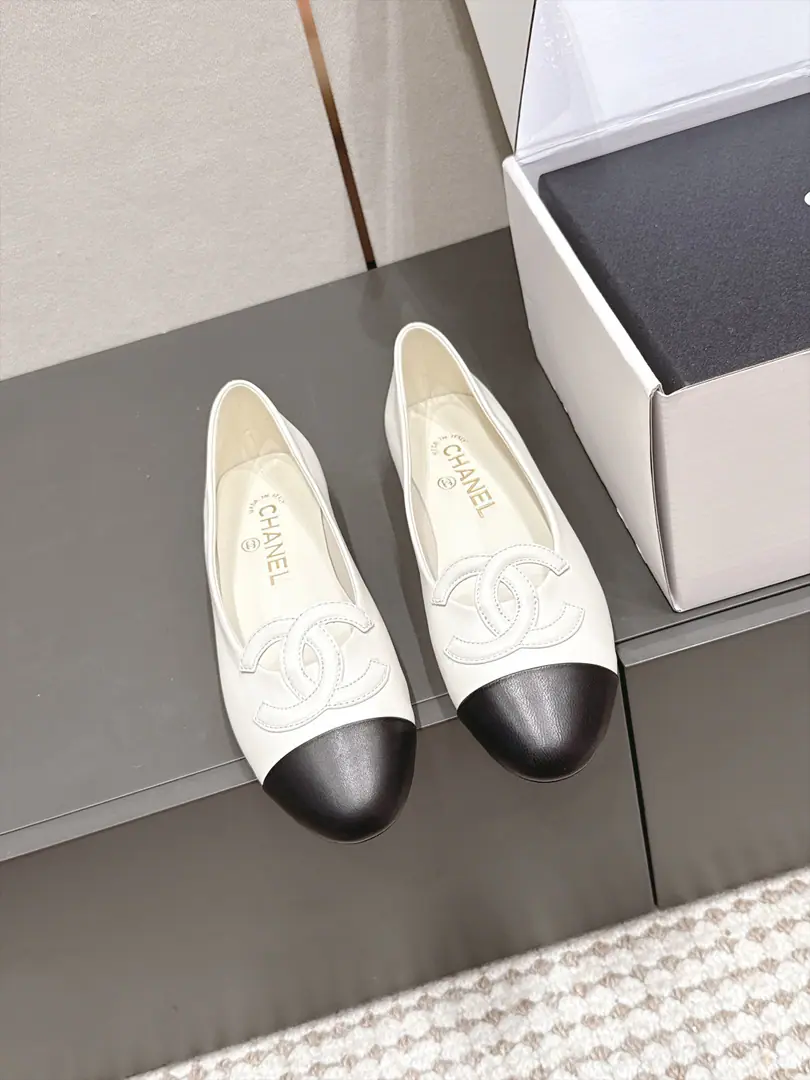 Requisition level Chane*26/The new early autumn. Singles with Color Parsed A classic flat-bed shoe with a gentle and gentle taste for the beauty of the woman., Round-and-shoes with a bump-and-slip-head design., Shoes. Empty.CThe logo is very impressive., A simple version never obsolete, The dress cabinet just needs a single item.. A classic never-ending 100-dollar loan., Integration of French grace and everyday utility, Comfortable with color and comfort, It's easy to ride, either on a daily shift or a leisure trip., It's a treasure shoe that can be worn repeatedly and over the years.. Shoe.: Lamb skin. Uchi.: Lamb skin. Otsumi!: That's a big one. size: 35-41Code（40, 41Code custom is not to be changed）
