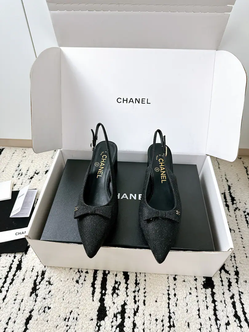🏧𝗖𝗛𝗔𝗡𝗘𝗟Top new item. Butterfly knots.🎀Pointy, single-shoeed, Lovers. The first time I saw it, I was grassed. Super gentle and generous. A little shoe, a lady. It's a very good touch. High-level, high-quality. The shoe face is original cow skin. Uchi./I'm gonna get a little bit of a sheep-skin. Italian imports are so thick. Codes 35-41 [40.41Custom] [⚠️Need a plane box.+]