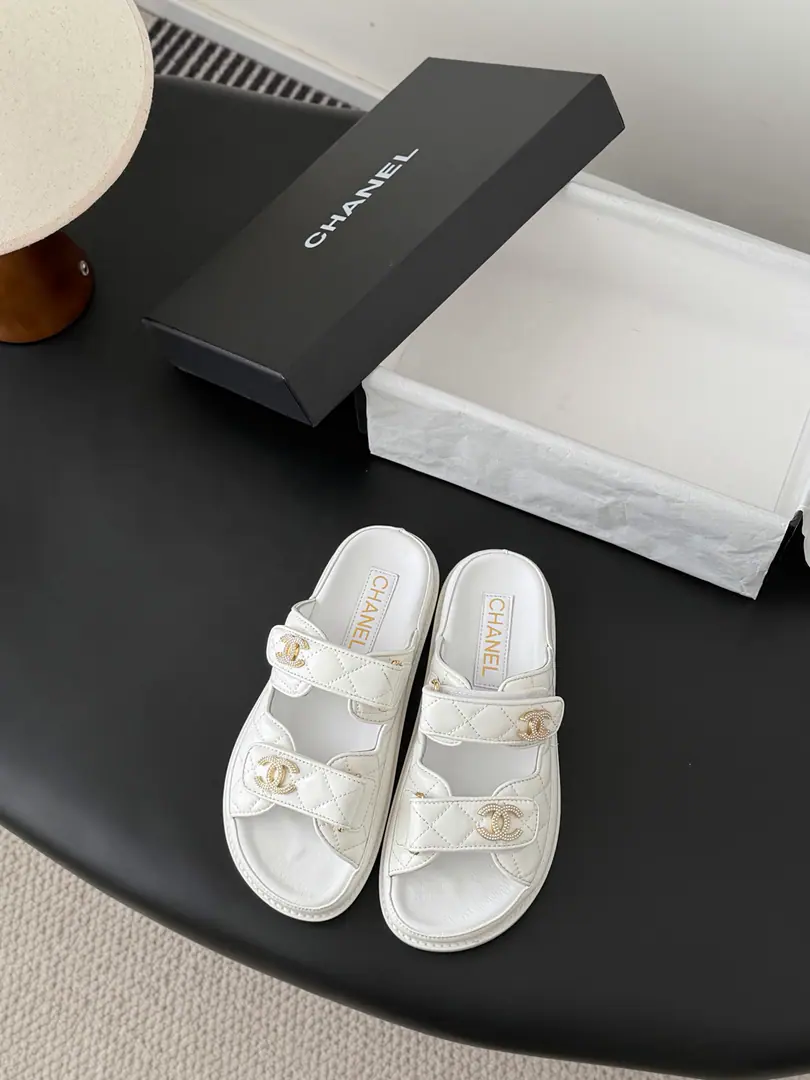 [ That's a little skin.+30 ] 🏧𝗖𝗛𝗔𝗡𝗘𝗟 New magic with the classic sandals. Top Quality Original Customise Requisition level！ All the colors are in my house.！ Import of specific flour+Foot./The inside sheep.+Rubber bottom Original hardware button design, It's simple and fashionable. All with cabinet top packing！ Size:35-41 [40.41Do it.]