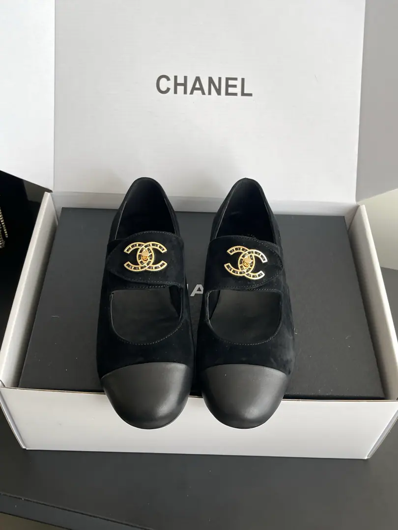 🏧𝗖𝗛𝗔𝗡𝗘𝗟Latest top-of-the-line. Original development Metal binaryCButton Mary Jane's single shoes. The flour imports the sheep's skin./Goki! Into the nest, silk and sheep. Italian imports are so thick. Size35-41 [40.41Do it.]