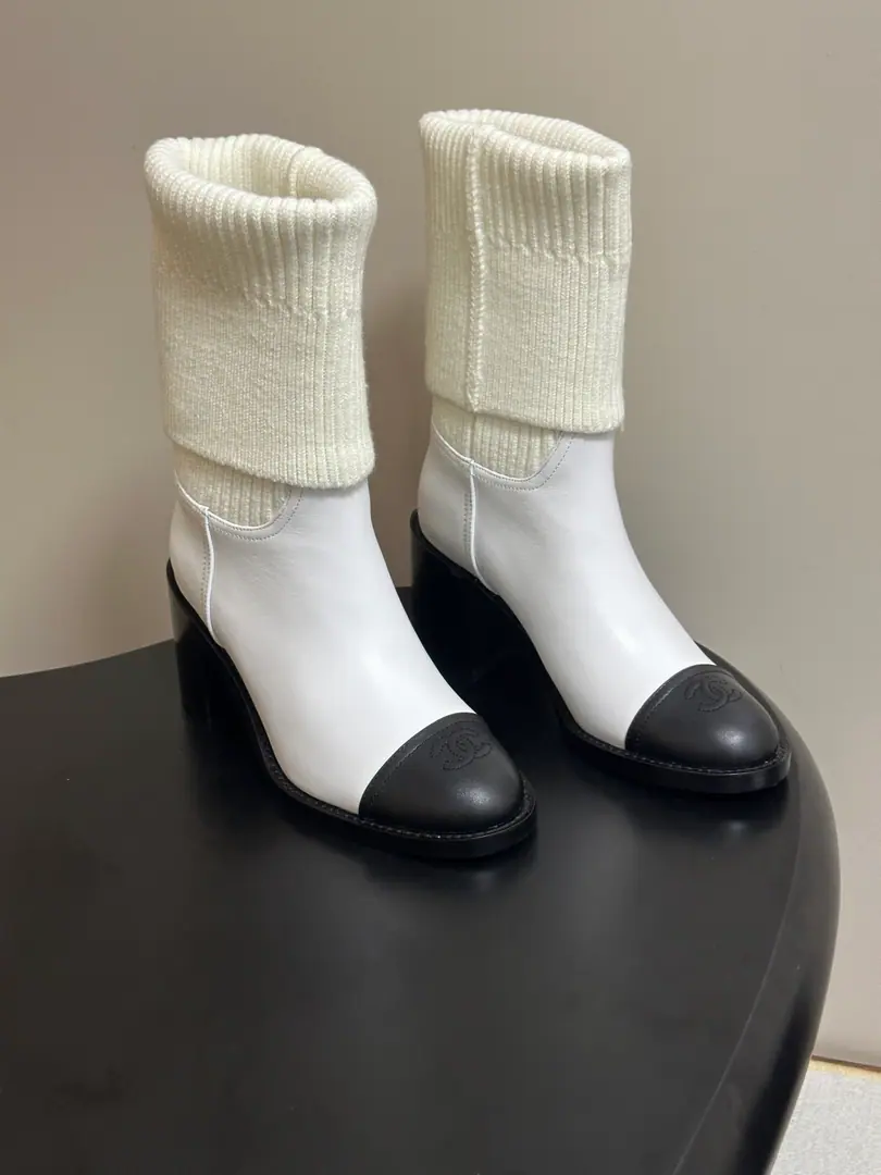 Autumn and winter money.Chanel Kaori!26BAutumn and winter show with a hair-lined pair of high boots and a classic pair of socks and boots.C logo High-middle boots. A symbolic double.CDesign, Play with the classics.！The thick, but delicate, furry threads around the boots., A fine balance between hard and soft., And the impact of the fire of fashion is a great impact.. ♪ When walking The chain moves gently with the pace., ♪ And make your voice sound so happy ♪ I'm not afraid to be a fool.. A smart design that's been followed up. It's a good way to dress., Whether it's a simple pair of broad-legged pants or not.. The way of creating a casual atmosphere. It's a pair of short skirts. Show me the beauty of youth. Or with a pair of jeans. ♪ And the city of leisure fashion ♪ Every step of it is on the pristine side. It's a 10-year dresser.“Hardware.” Shoe.: Cows are counter-feat./Cow skin swung custom-made woollines Inside, put your feet on the inside.: Lamb skin. Shoes under the sole.: Italy is a big-ass country. He's tall.: 7cm Codes: 35-39（40.41I'll make sure I don't change it.）