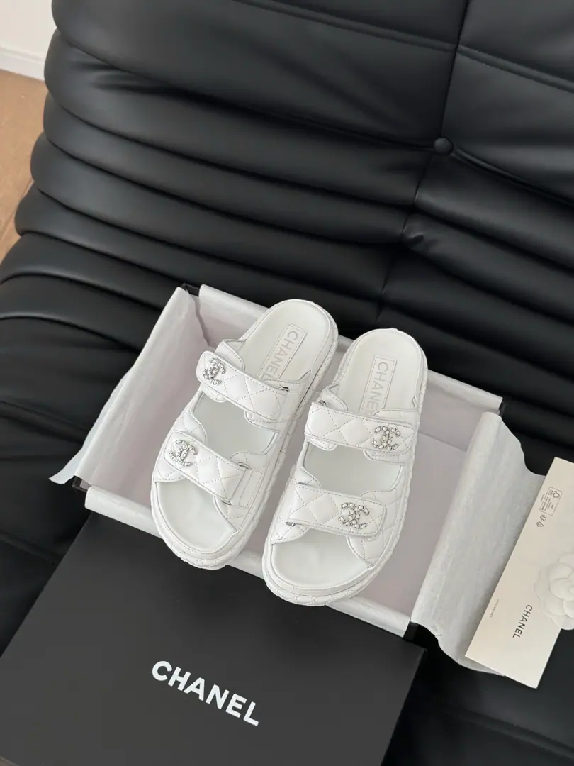 🏧𝗖𝗛𝗔𝗡𝗘𝗟 New magic with the classic sandals. Top Quality Original Customise Requisition level！ All the colors are in my house.！ Import of specific flour+Foot./The inside sheep.+Rubber bottom Original hardware button design, It's simple and fashionable. All with cabinet top packing！ size:35-41 [40.41Do it.]