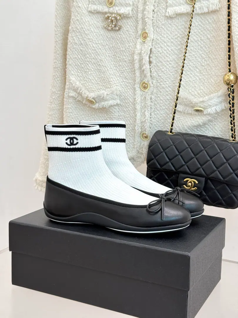 🏧𝗖𝗛𝗔𝗡𝗘𝗟New butterfly knots. - A free-bare sock boots. Facework customized leather with original The inside feet are all sheep's skin. Original modeling, slide-proof floor size: 35-39（40/41Custom）