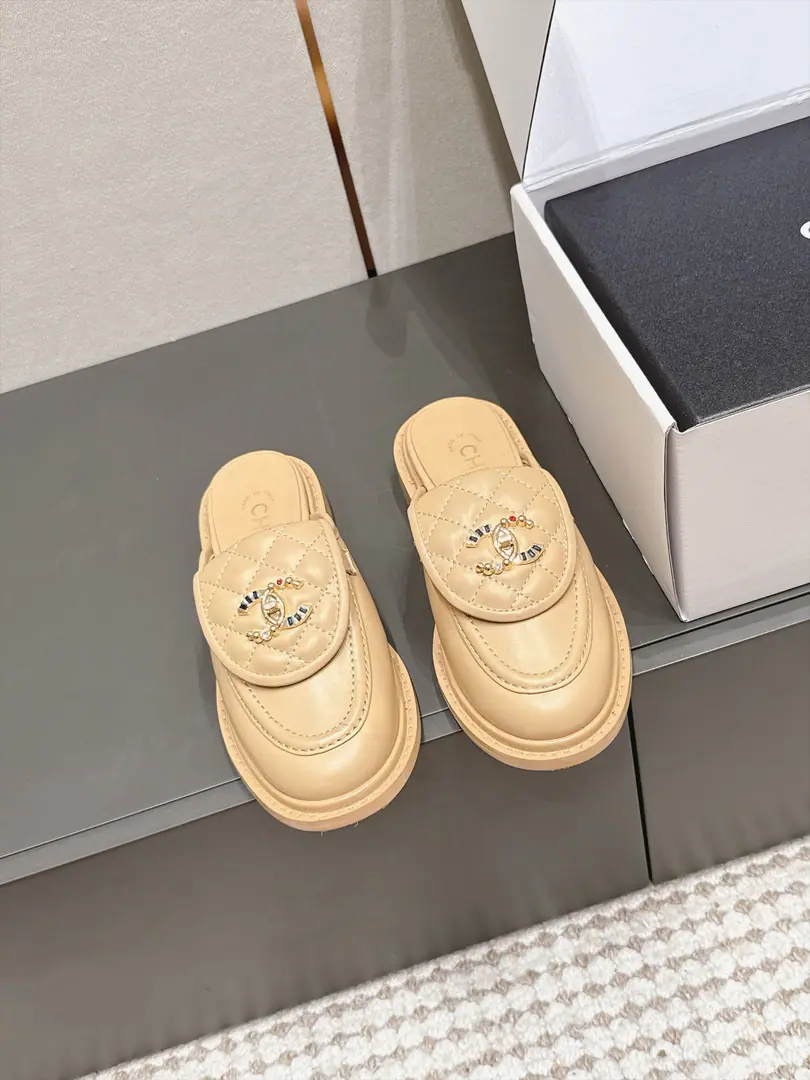 Requisition level Chane*26/Autumn New The diamond is turning Galafol. Half-slippers. The half-drawn-up of the old old-timed man, the old-timer, the old-timer, the old-timer, the old-timer, the old-timer, the old-timer, the old-timer, the old-timer, the old-timer, the old-timer, the old-timer, the old-timer, the old-timer, the old-timer, the old-timer, the old-timer, the old-timer, the old-timer, the old-timer, the old-timer, the old-timer, the old-timer, the old-timer, the old-timer, the old-timer, the old-timer, the old-timer, the old-timer, the old-timer, the old-timer, the old-timer, the-the-the-the-life, the-the-the-the-the-life, the-the-the-the-the-the-the-the-life, the-the-the-the-the-the-the-life, the-the-the-the-the-the-the-the-life, the-the-the-life, the-the-the-the-, It's a classic round-and-round LeFoo shoe., A pair of gold shoes.CMetal pylons, The back-and-back half-draw design is out of focus., Shoes, loosely inclusive of all kinds of feet., A soft layout can be modified to fit the foot line.. The old man is full of people., Metal cutter is very delicate., The classics don't go out of time., ♪ Make a fine, elegant, fine pair ♪. Shoe.: Bullskins. Uchi.: Lamb skin. Otsumi!: That's a big one. size: 35-41Code（40, 41Code custom is not to be changed）