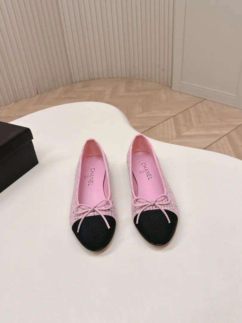 Chanel｜Chanel.25SThe deer skins with the ballet shoes.​​ ✨Chanel.25SA thong of deer-skins ballerina shoes., DoubleCThe embroidered shoe head is swirled., Butterfly Node, It's a very elegant and recognizable thing.！Shoes long., Round Head Design, Get some air inside., Spring and summer are so comfortable.～Lightly and flat., Telecommuting, Shopping., You can easily ride on a date.👠. The silver light is full., They're all in skirts and jeans. Colour, The French romantic atmosphere is filled with a sense of direct tension.！ Shoe.: Skins. Uchi.: In the sheep's skin. Italian skin. Codes34-42（34.40.41.42Make a reservation.）
