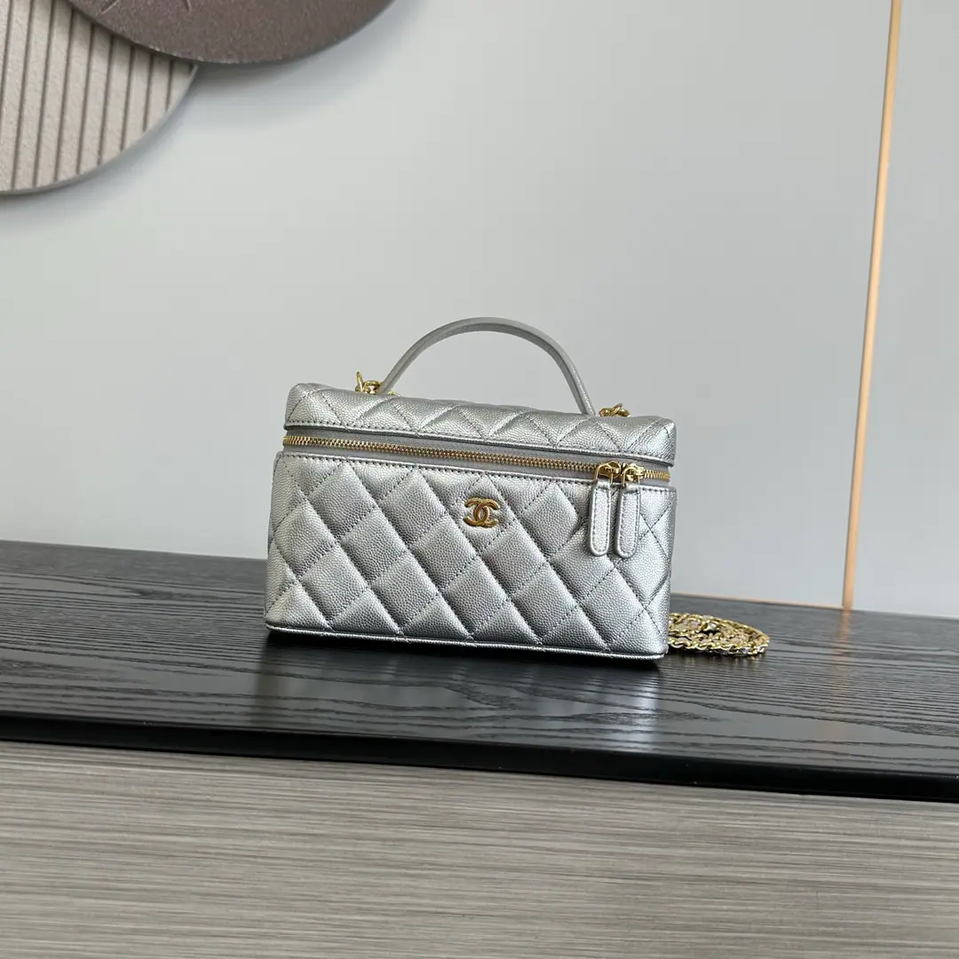 《Mimi 19cm 》<Caviar.🐮Pee.＞SilverOHANEL🚩🚩🚩26BAdvanced Handicrafts 🌠🌠🌠LpBox.miniNo. No.🖤Advanced HandicraftsLPThe old money is a good thing when you're eating a well-packed lunch box., - It's a grinding resistance., I don't worry about wear or tear.～The cross-sectional sprawl is falling apart., Horizontal zipper., The inside and the inside of the big one is super-intelligent., ProMax+Pizza.+The makeup is all light.[Cool.R]Light gold metal binaryCLow profile atmosphere.～Bring your own short handle.+🉑️We'll take the skin off and wear the gold chain.[Beauties.R]With all the French names on your hands, you can see.～The slashing back is a relief., I can't make any mistake with the commuters.！Dimensions: 19cm！