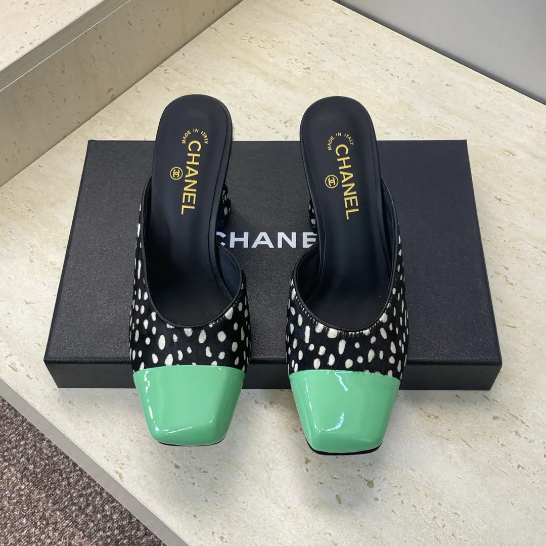 Plant prices:Leather./Margarita. CHANEL Chanel. 2026The new spring show with the fury of the horses and the girls' shoes. It's a little letter.logoThe hardware is a high-end, colored moller sandals. Material: I'm a mixed-skinned goat./Importing cow paints/Imported horse wool/Import sheep, skin.+In the skin of the sheep.+Original Open-Fixed Metal Bumper+Italy is a big-ass country. He's tall.:9CM Size: 35-41(40.41Custom without re-offer）