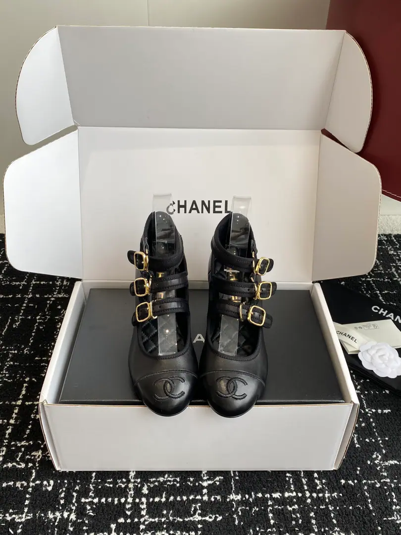 Requisition level（Synchronise Action✈️Box） CHANELKaori! 25ss Spring and summer shoes are electric.C logoDot, Mary Jane. - The rough heels. Like a necklace on the neck of a goddess., The upper foot is very wrapped., Heel thinner., It's really superb.！ The ancient Mary Jane is so right., A man likes a classic match., - Yeah, I'm pretty good.80The feeling of a little fragrance from the time of the past., New Fashion, The process is perfect., Mixed sheep skin design, She's so beautiful., Very thin and white., I think... Girls have to have one pair., The most important thing is that the color is bright enough., The flying of her feet is no longer enough to describe her as a flat-footed woman., Let's get the shoe money out of my hand.！ Nice little Mary Jane. - The rough heels., The stars and the reds are wearing them., I like this shoe girl more than I like it., It's just a gift., There's almost no white Mary Jane with all the styles., Only in her place can she be so high profile., Brief The color of pure color is not complicated., Spring with little pairs of pants., The dress can be of any quality.！ The flour imports the sheep's skin. The skin is clear and soft., Very advanced./Import paints I'll put my foot on the skin inside., Soft and delicate., Super comfortable with your husband., High-end luxury！ Size: #35-41（40 41I'll make sure I don't change it.）