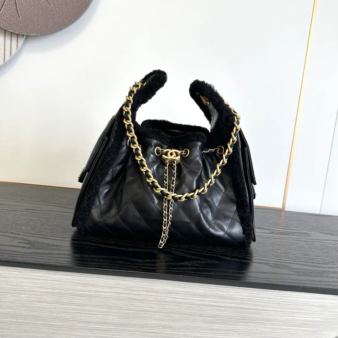 《Black》SmallOHANEL🚩🚩🚩𝐡𝐨𝐛𝐨 Lamb wool.🐑Materials: Skins of sheep.➕Lamb wool.🚩🚩🚩Imports are too soft🐮Bullskins., I'm not a hard man on the market.🉑️🆚It's...！《Top Quality》Pump the rope.HoboThe little one's here.🔥｜It's a terrible thing to do.！Cool and cool. Water buckets., It's touching.！It looks so tender and fresh and skiny., The open-door modifier is a very useful draw-line design.～Two small pockets on the side., Medium Size🪄♪ And the stylishness on your back ♪, Cool.girlMust be prepared I'm in love.30×26×14cm！Big number.: 38x10x14cm