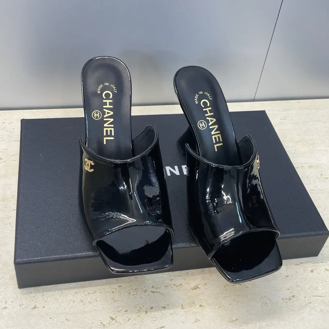 Plant prices CHANEL Chanel. 2026The new heels of the young lady are showing up in the morning. Xiang-tzu.CLetterlogoThe fish with the hardware buttons show their toes and slippers. Material: I'm a mixed-skinned goat./Importing cow paints+In the skin of the sheep.+Original Open-Fixed Metal Bumper+Italy is a big-ass country. He's tall.:9CM Size: 35-41(40.41Custom without re-offer）