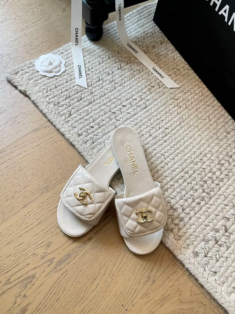 Chanel The bag is flat./The heel slippers series.！ The classic diamond-gring. I'm tired of watching.😌 Shoe.: The inside sheep. Otsumi!: That's a big one. He's tall.: 1.5/5cm Codes:35-41 You're gonna have to do it or not.