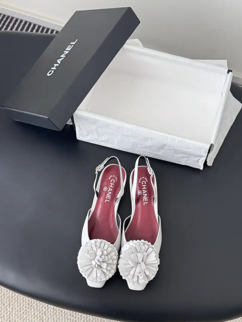 Fancy skin version Chanel 25KSpring and summer, single shoes. This season of tea roses is really beautiful. The family's always been a noble name. It's a great sense of excellence.！The upper foot is very...nice～ No matter what you wear or dress., Pants., It's a lot of stuff.！It's beautiful.！A special one. The shoe face is imported with a little sheep's skin. I'm putting my feet on the inside and growing a sheep's skin. ItalyAThat's a big one. Size: 35-39（40/41Custom）