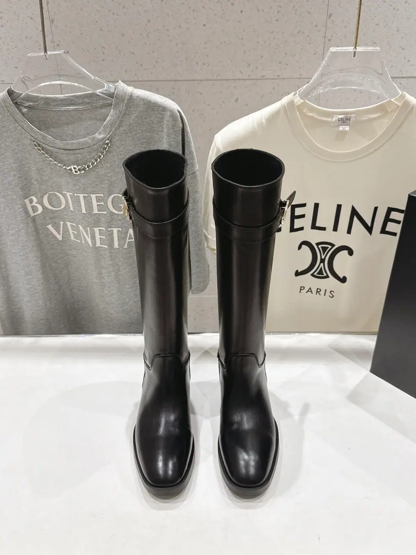 It's like a leather./That's a little skin. 🏧𝐂𝐡𝐚𝐧𝐞𝐥 Top new item. Original metal belt with knight's boots. DoubleCMetal belts, snap your eyes. The boots are so delicate and bright. The upper leg second becomes the straight leg.💃 Facework customized leather with original The inside feet are all sheep's skin. Italian original import base size: 35-41 [40/41Custom]