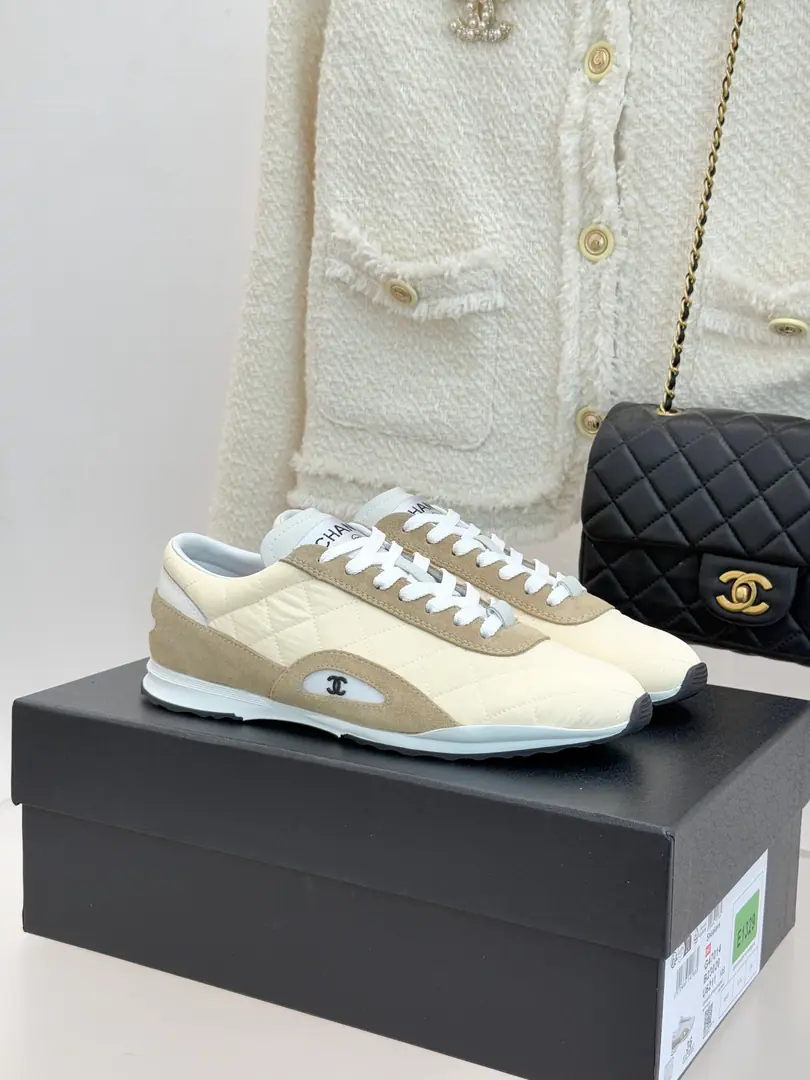 🏧𝗖𝗛𝗔𝗡𝗘𝗟New doubles.CDrigg's leisure shoes. These sneakers are the work of the early spring., Top！ Signal diamond-gring to shoe-faced 3-level Smart-looking.CThe hardware is in the middle. Explain brand genes.. Hand-sewing threads are neat. The layout is superb. Perfectly echoing the Lake Como for vacation inspiration.. Light rubber soft-ball subsides. Peach powder., SkyBlue has a new filter. With skirts or jeans. It's all right. ♪ Easy to wear the French extenuating and elegant ♪. The fabric is customized in the original version The inside feet are all sheep's skin. Original modeling, slide-proof floor size: 35-39（40/41Custom）