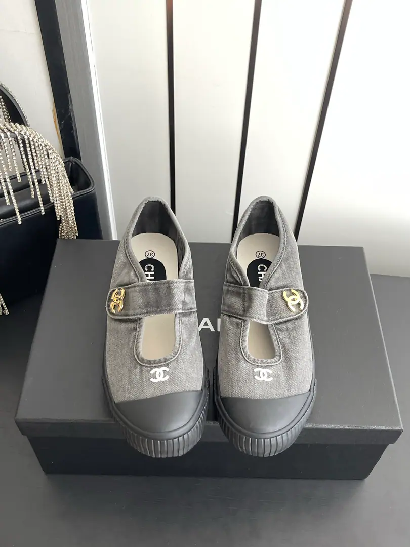 🏧𝗖𝗛𝗔𝗡𝗘𝗟New biscuits. Highest Quality Top recreational sneakers.. Shoe-faced canvas.+It's in the air.+- The rubber floor. Codes: 35-40（40Do it.）