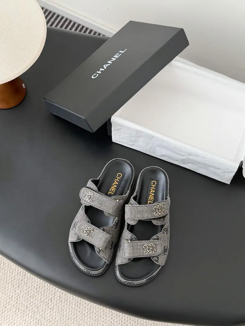 [ That's a little skin.+30 ] 🏧𝗖𝗛𝗔𝗡𝗘𝗟 New magic with the classic sandals. Top Quality Original Customise Requisition level！ All the colors are in my house.！ Import of specific flour+Foot./The inside sheep.+Rubber bottom Original hardware button design, It's simple and fashionable. All with cabinet top packing！ Size:35-41 [40.41Do it.]
