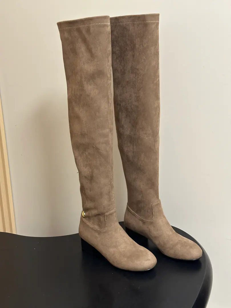 2026 Autumn and winter money. Chanel It's a classic.CPull the head around and pull the long and thin boots. The show of the Qin Yushu series., The Xian family has a very high-quality and luxury wind.. Side zipper design is easy to wear.·Easier！The slings are very soft., It's a very packaged one., Wearing air comforts.. The upper foot is so strong.！ Shoe.: Customized Skins Uchi.: Importing ballistics Foot.: Lamb skin. Shoes under the sole.: Italy is a big-ass country.！ He's tall.: 4cm Codes: 35-39（40.41I'll make sure I don't change it.）