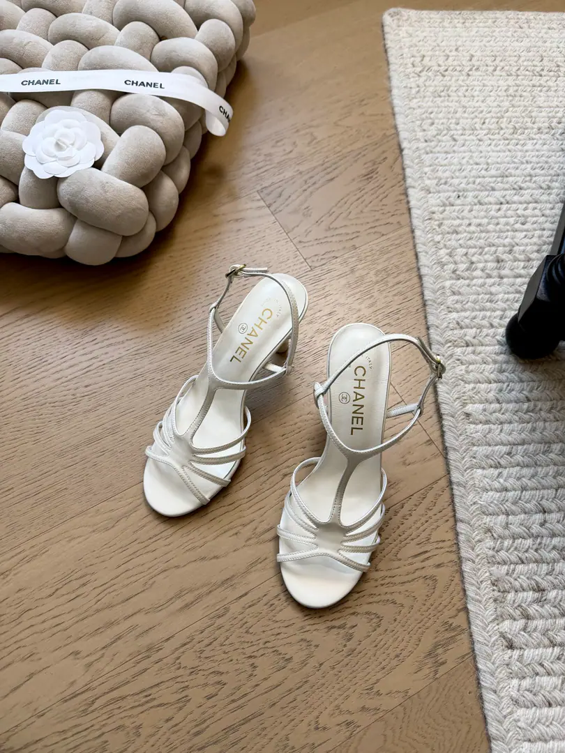 Chanel Pearls and Roman heels. Top Version！We'll have to sell it first. Shoes are painted. A foot-skin. That's a big one. Codes: 34-41 「34 40 41Customize or not change」