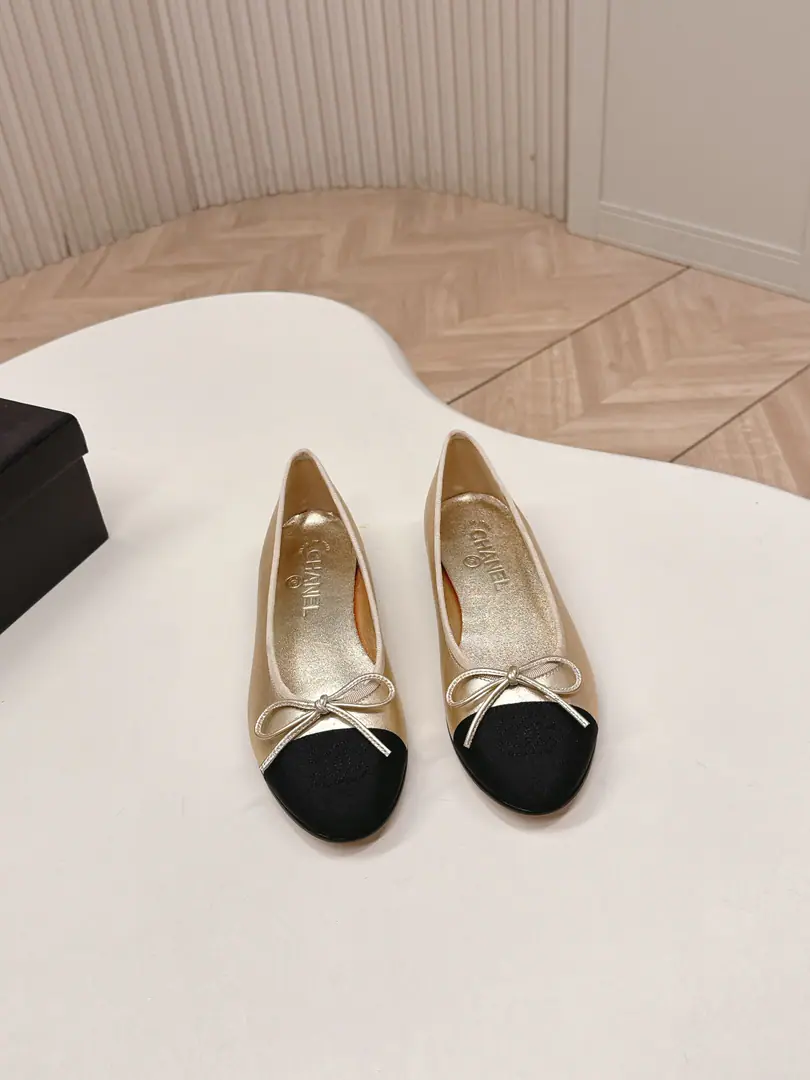 Out Chanel｜Chanel.25SThe deer skins with the ballet shoes.​​ ✨Chanel.25SA thong of deer-skins ballerina shoes., DoubleCThe embroidered shoe head is swirled., Butterfly Node, It's a very elegant and recognizable thing.！Shoes long., Round Head Design, Get some air inside., Spring and summer are so comfortable.～Lightly and flat., Telecommuting, Shopping., You can easily ride on a date.👠. The silver light is full., You're all very colorful in skirts and jeans., The French romantic atmosphere is filled with a sense of direct tension.！ Shoe.: Skins. Uchi.: In the sheep's skin. Italian skin. Codes34-42（34.40.41.42Make a reservation.）