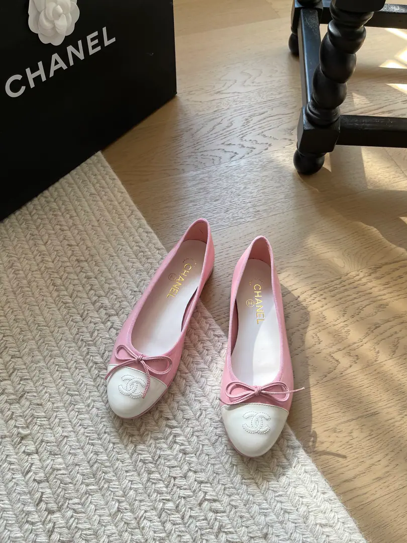 Chanel The new color of ballet shoes.❗ Top Version！We'll have to sell it first. This one doesn't have to be explained too much.！It's a classic. This year's new color is very good.🔥 Shoe-faced sheep's skin. That's a big one. Codes: 34-41「34 40 41Custom without re-offer」
