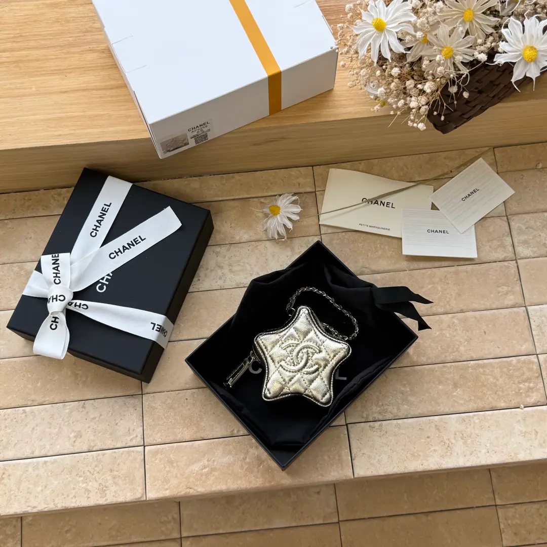 《Gold》CHANEL🚩🚩🚩26cStars hanging.🌟Five Point Point, Lamb-Skins, pocket wallet.🫶We can do headphones. Key bag.！The product uses all-sheep embroidery., The gold is a pentagram., It's beautiful.！It's a touch of heart.💚Five Point Stars can be zero. ♪ Beloved and cute ♪✨✨Unlock multiple backs., You can do it yourself.diyChain Slash, ♪ A very good and lovely man ♪！！Come on!❕❕ New❤️ ParagraphA
