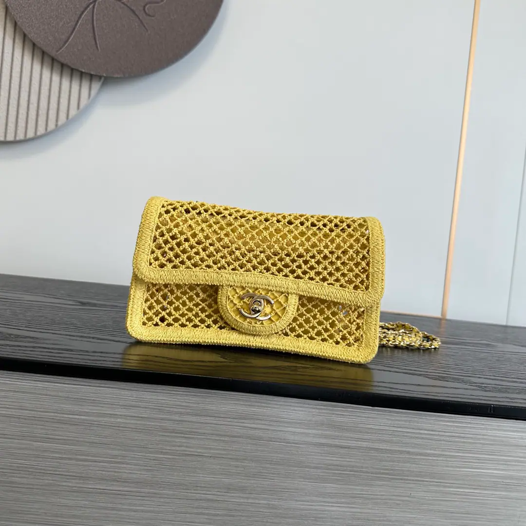 《Light yellow》Upgrade version！Whole copper gold.！<24KThe hardware electric power.>🆚OHANEL🚩🚩🚩 𝟐𝟔𝐌 𝐜𝐨𝐜𝐨 𝐛𝐞𝐚𝐜𝐡⛱️ 𝐜𝐟Weaving BlackM Coco beach🏖️Beach Reworker series weaverCFEmpty design, I'm in the ocean.🌊Elements, It's just for summer's exclusives.👸Custom, Directly take the Mediterranean Sea.🏝️♪ The romance welded on us ♪！It's empty.😌Relax., Coral red.🪸♪ The brightest ♪, The old gold., Holiday.🏖️The rate of the shot on your back is straight up., Even the wind carries sea salt.👀Smells like...！Dimensions𝟏𝟒*𝟐𝟏*𝟔𝐜𝐦