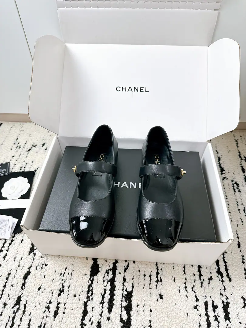 🏧𝗖𝗛𝗔𝗡𝗘𝗟The official network's newest Mary Jane. Super gentle and generous. A little shoe, a lady. It's a very good touch. High-level, high-quality. Counter Quality All materials are custom-made according to the original. Purchased for development of goods😘 Fabulous.: The original customised sheep paints skin Uchi.: A sheep's skin. Shoes under the sole.: Italian imports are so thick. Size: 34-41 [34.40.41Custom] [⚠️Need a plane box.+]