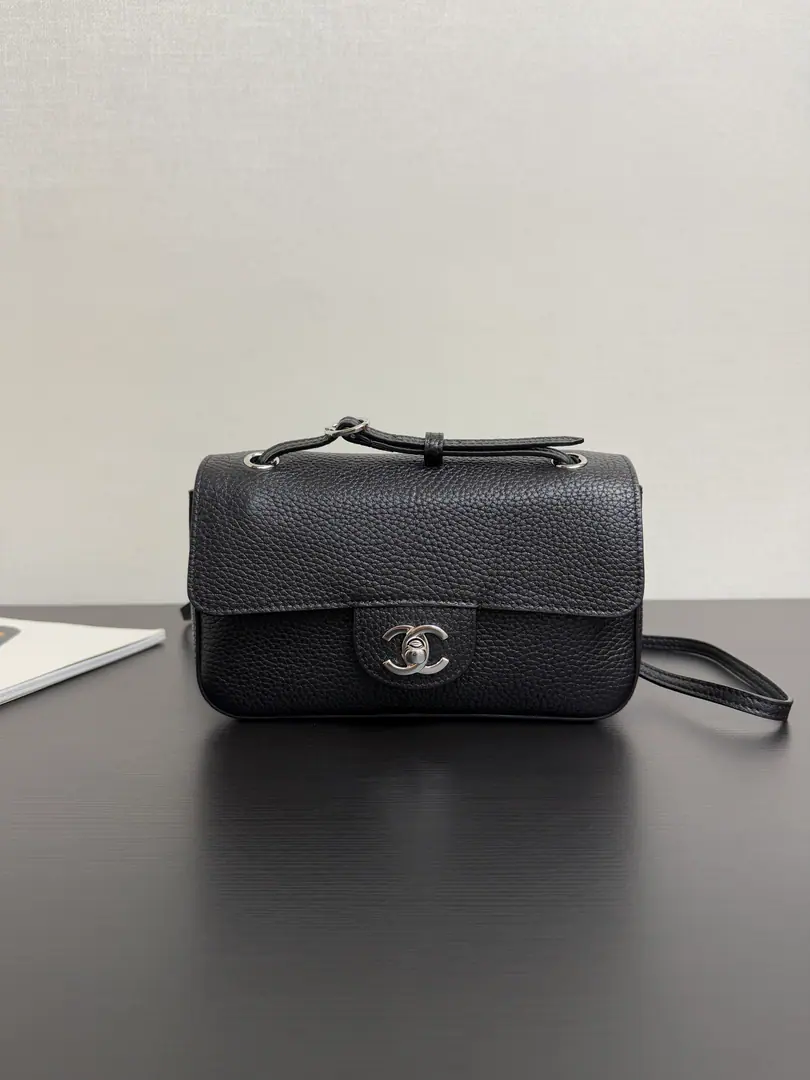 Current 26BNew paragraphcf Maxi mini- The mouth cap. Black silver. The first few seasons.𝐦𝐚𝐱𝐢And the sizes.！The season's small size is more sophisticated.！A little one is so cute.😍 Still is.𝐦𝐚𝐱𝐢 𝐅𝐥𝐚𝐩A simple design and cortex, The soft hand is so relaxed.. Put your pockets on the back.. Gold hardware is low-profile luxury.～20cmThe size of the day is practical., The little man is easy to ride., The length of the shoulder belt is regulated., You can slant it on your shoulder.！It's perfect for your daily back.！size: 13*20*6cm 99613