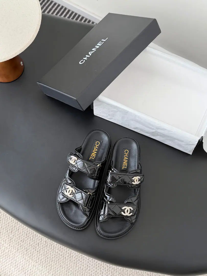 [ That's a little skin.+30 ] 🏧𝗖𝗛𝗔𝗡𝗘𝗟 New magic with the classic sandals. Top Quality Original Customise Requisition level！ All the colors are in my house.！ Import of specific flour+Foot./The inside sheep.+Rubber bottom Original hardware button design, It's simple and fashionable. All with cabinet top packing！ Size:35-41 [40.41Do it.]