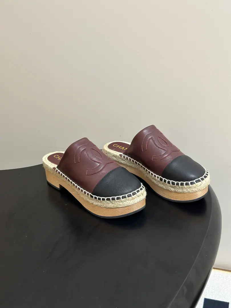 Spring and summer.Chanel 26AKaori's classic color-coupled doubles.CHalf-slippers, thick-headed, wooden-deck moller sandals. Marked DoubleC♪ Shining and shining ♪, You're a big man., To inject a branded soul into slippers., It's a symbol of identity and taste.. A thick design is a little boy's gospel.！4cmThe original is a model of the tree bottom., Steady and high. I'll pull the legs.. And when I walk, I can feel the solid and steadyness of the tree.. Plus a slider., Even on the wet floor, you can walk with a sense of trust.. Shoe.: Lamb skin. Inside, put your feet on the inside.: Climey. Shoes under the sole.: Real wood floor combined rubber against slideslide Bottom: 4cm Codes: 35-39（40.41I'll make sure I don't change it.）