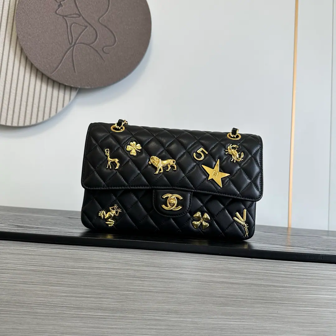 💠💠💠OHANEL🚩🚩🚩26BEmblem. CF​​Black diamond sheep.🐑The gold metal badges were all over it.——🌟Stars, Butterfly., Lions., Crabs., Four leaf grass., 🪞Chicken., Makio!, All of them are symbols of the word., The whole bag is like putting French culture and Chanel's story on it.. The season's a very high-profile year., 👀It's extremely recognizable., You don't hit a bag when you go out.. 🤩The gold badge is very picky on the black leather., It belongs to the existence of the person you can see at first sight.. But the routine use of this carving badge is to be noticed.: The metal badge is more visible., rijden Or scratch it against the wall., Try to avoid acute contact with gold hardware, which can be oxidized with its use., Better pack it in a dustproof bag when you're in storage.！Overall weight, Compared to standard CF We'll sink a bit.！Dimensions: 25.5 cm！Mini-Man.: 20cm