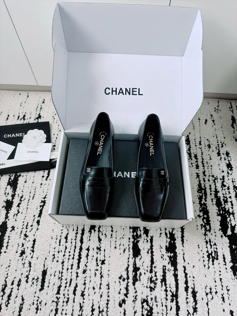 🏧𝗖𝗛𝗔𝗡𝗘𝗟New heel shoes. Top Version Exceeded design It's a perfect match for the day., No matter how high it is. It's not even a good quality.. Small-form design You're skinny and you don't pick your feet., It's a great foot., Nice and high-class.！It's worth the group.getSame paragraph！ Shoe.: Import of sheep skin/Painted skin. Uchi.: The sheep's skin is in the ground. Otsumi!: Italian imports are so thick. Codes: 35-41 [40.41Make a reservation.] 【⚠️Need a plane box.+】