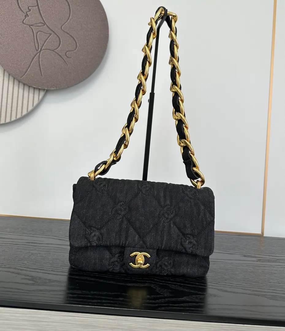 OHANEL🚩🚩🚩Spring and summer, a rough-chain cowboy.CFSingle shoulder bag.🎖️🎖️🎖️Danning Cowboy's flying.logo, 😻It's really beautiful.！Big fat guy., It's classic and practical., The size of the volume is not a waste bag.🤩The thing that sucks is the thick chains., The length of the shoulder is the size of the armpits that has the charm of the atmosphere., This time, I'm not going to take the cutie-tone size.: 24cm