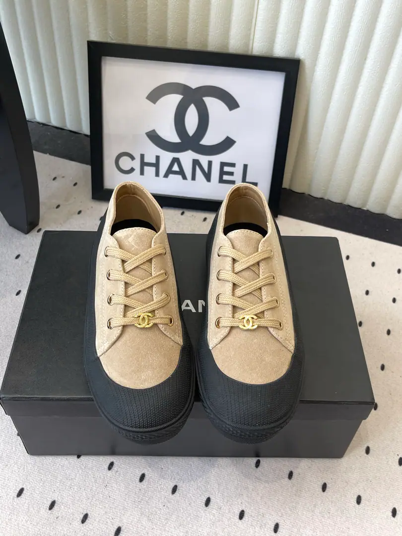 🏧𝗖𝗛𝗔𝗡𝗘𝗟Top new item. Pinecakes, leisure shoes. Shoes face customize cattle against velvet The insides are all sheep's skin. Original modeling, slide-proof floor Size: 35-39（40/41Custom）