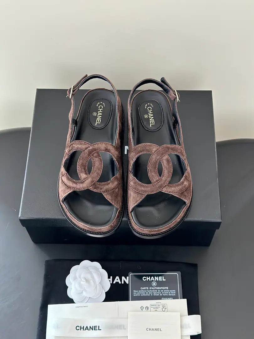 Chane*New paragraphlogo- Skins. Summer Shoes cabinet, soul racer., I'll be the Chanel of these.C- Skins.. The iconic stereos are interwoven.CCurtain, A simple recognition of brand genes., Combination with a soft, thick, bottom-set style, Balancing the colour values, Increased height and comfort., Unlock the multiple possibilities of wearing all summer.. A fine pair.CEmpty design, Jane is full of recognition., Leather skin is delicate., Shoes are loose., Foot modifier., No foot.. Salt is sweet., Leisure vacation., I'm shopping everyday., All matches for date travel. The shoe face is imported in the original form of sheep's skin., The skin details are the same as the original., In the lamb's skin., Unique customlogo It's super-lighty. Size: 35-41(40.41I'll make sure I don't change it.