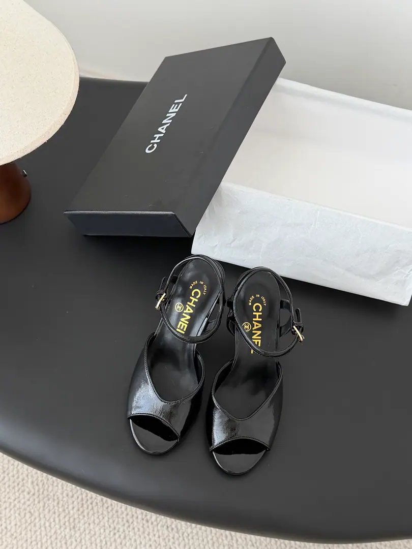 ChanelThe new Mary Janes heels. It's round-tied. It's completely unchosen. And a big fat foot. The skin inside the shoe. That's a big one. 1: 1Restore Heel height.: 8cm Size: 35-39（Other code custom is not to be changed）