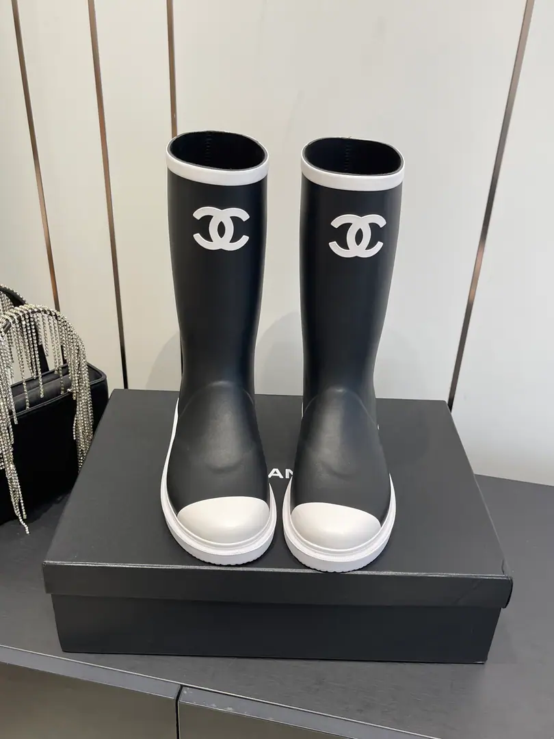 🏧𝗖𝗛𝗔𝗡𝗘𝗟New top run. The original is a big one., Secretic wire process. Natural rubber vulcanization production technology, The original is perfect., Environmentally friendly rubber material, It's all right.&No seams.. The soles and boots are a combination of cold glue., Non-one-time formation, Original consistency process. Imported silk and luminous shoes, Get some sweat and be comfortable. Top Level35-41 [40.41Do it.] Black and white, The potato pink., Light pink brown.