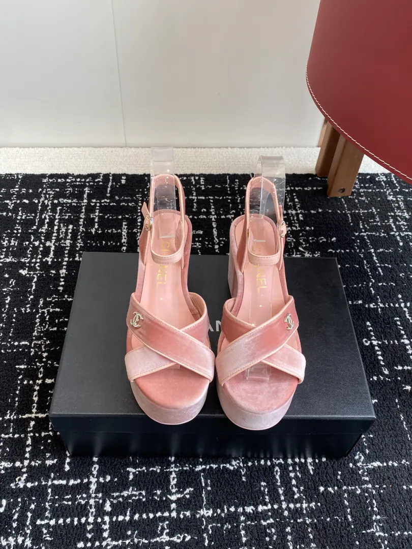 Requisition level（Synchronise Action✈️Box） Chanel Kaori! 25ssThe latest show. Water table heels. Top Quality I'm light and not tired., The upper foot is a dress of spring and summer., More visible and tasteful., A luxuries look in a simple way., Even a sandal. You're definitely gonna have to have doubles in the summer shoe cabinet. Shoe.: Import of sheep skin/Imported wool Uchi.: Importing sheep's skins Otsumi!: Italy is a big-ass country. Size: #35-40（40.41.42Make a no-refund order.）