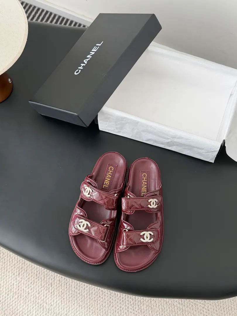 [ That's a little skin.+30 ] 🏧𝗖𝗛𝗔𝗡𝗘𝗟 New magic with the classic sandals. Top Quality Original Customise Requisition level！ All the colors are in my house.！ Import of specific flour+Foot./The inside sheep.+Rubber bottom Original hardware button design, It's simple and fashionable. All with cabinet top packing！ Size:35-41 [40.41Do it.]