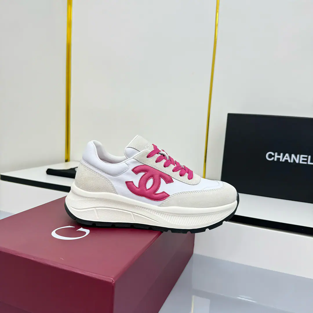 Top Version！ ChanelChanel Panda Shoes.！2025Top-of-the-art recreational shoes. This is a classic design.. There are many different kinds of electrocution on the shoe.. The Fashion Movement at the Bottom. Unusually, many colored elements were contained.…… It's a great mix., Leisure, Fashion, Sports, You can take care of it outside.…… ꫛꫀꪝ Go➫ Materials ❶Shoes face use: Original import of top silk cow skin+Original waterproof cloth+Original head-of-the-skin. ❷Use it inside.: The original sheep.+Net ❸Base: OriginalTPUGroup Bottom The whole set of fine packagings.35–41