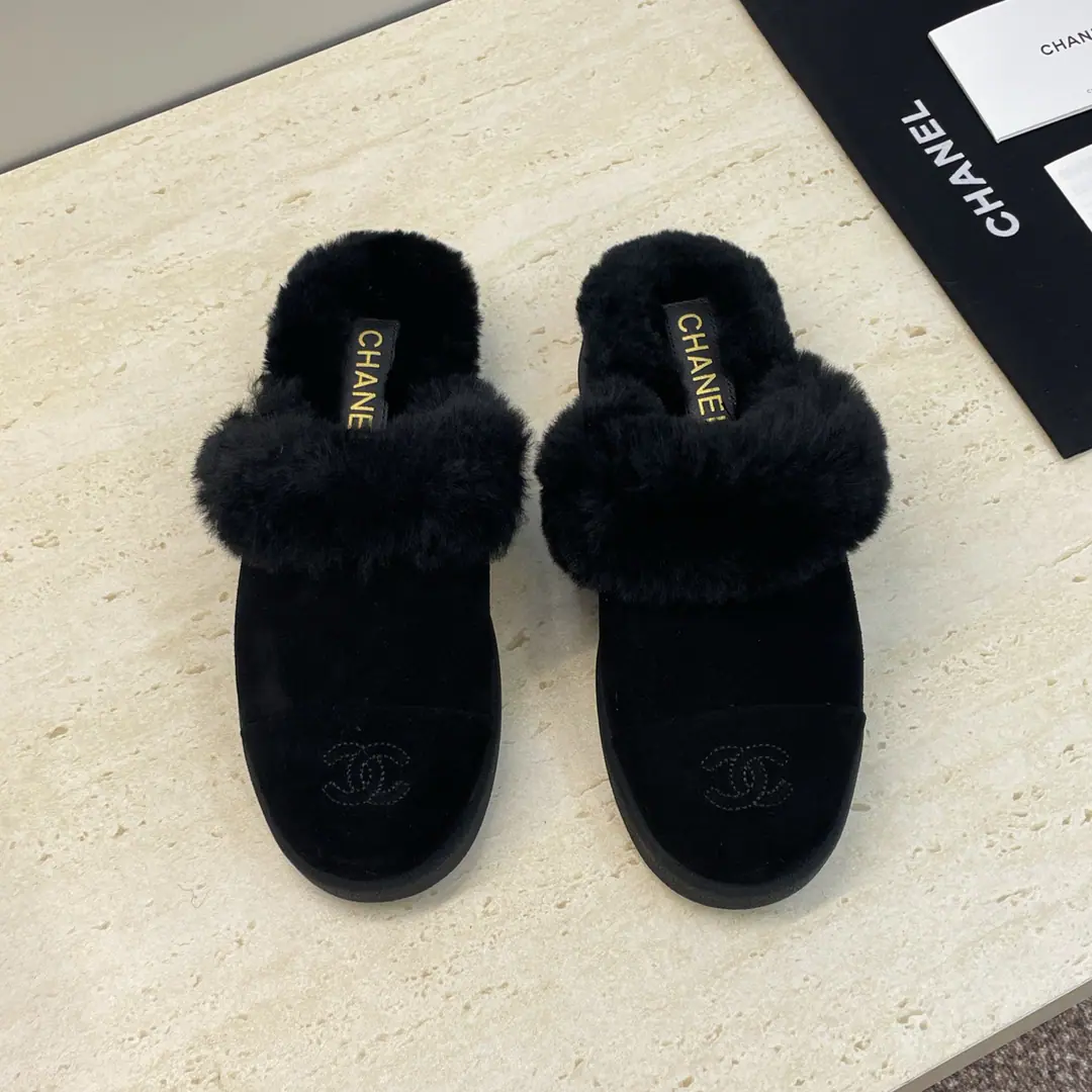 Plant prices Chanel Chanel. 2025A new girl's shoes will be warm and cold with the wool of the fall and winter. It's a little letter.logoRound head down and smoulder the moller slippers. Material:Shoes are imported into sheep, skin.+In the lamb's wool.+Original version to open He's tall.:2.5CM Size: 35-41(40.41I'll make sure I don't change it.）